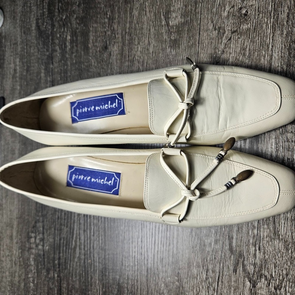 Vintage Pierre Michel Womens Cream Leather Bow Loafer Heels Size 9.5 Hong Kong
